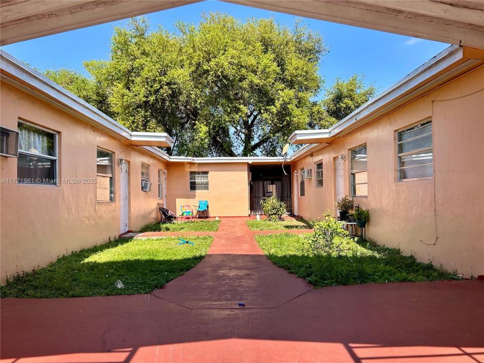 2013 Washington Ave, Opa-Locka, Flórida 33054, Estados Unidos