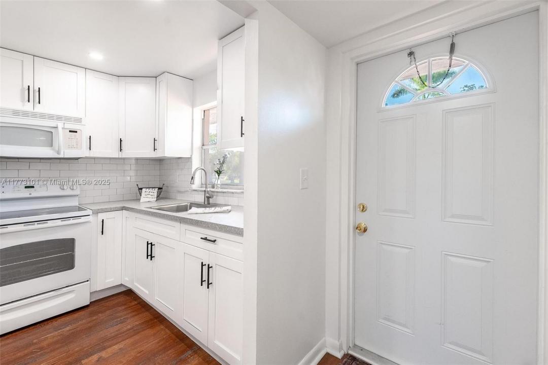 9421 Sunrise Lakes Blvd 105, Sunrise, Florida 33322