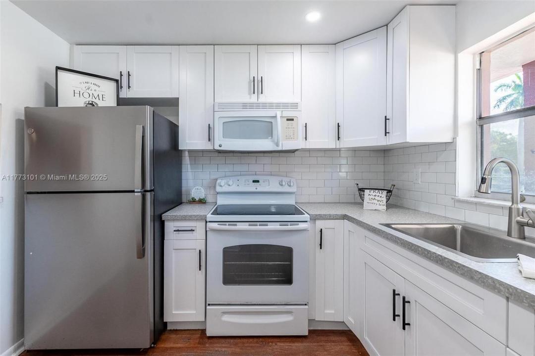 9421 Sunrise Lakes Blvd 105, Sunrise, Florida 33322