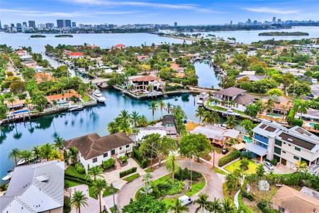 2140 Hibiscus Cir, North Miami, Florida 33181, USA