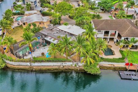 2140 Hibiscus Cir, North Miami, Florida 33181, USA