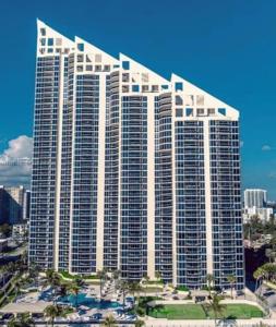 17555 Collins Ave 1004, Sunny Isles Beach, Florida 33160, USA