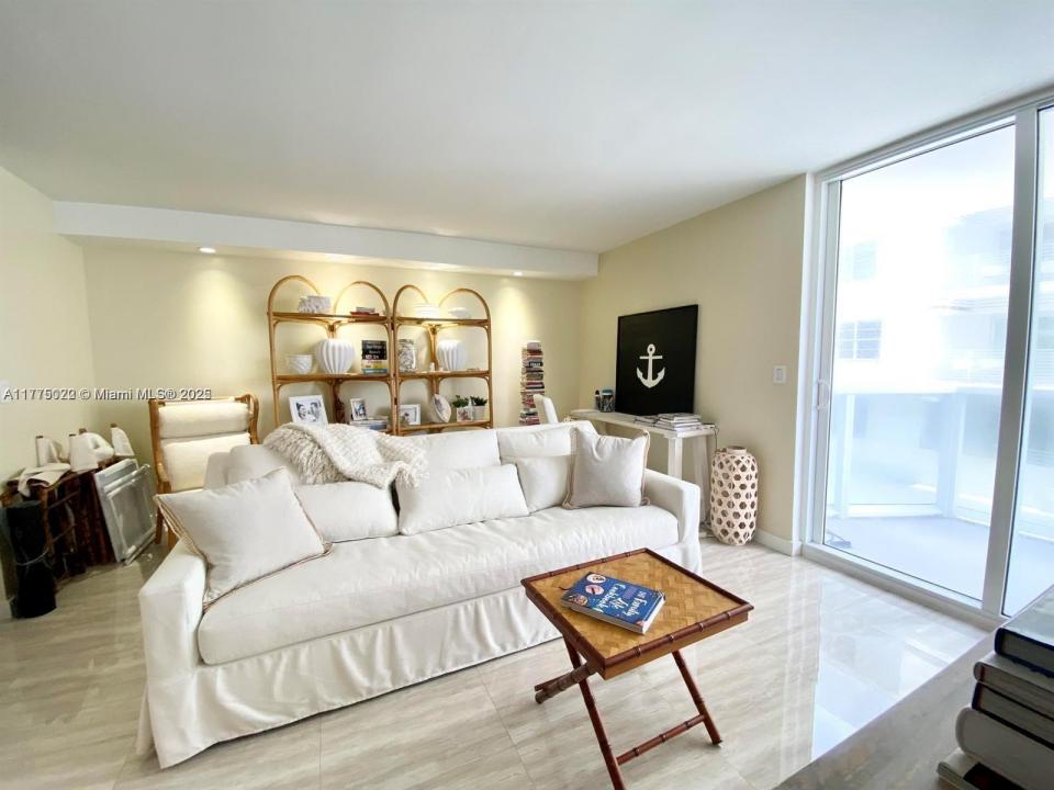 2401 Collins Ave 512, Miami Beach, Floryda 33140, USA