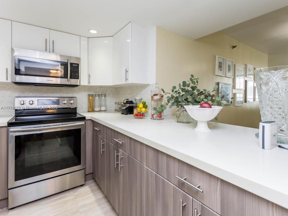 2401 Collins Ave 512, Miami Beach, Floryda 33140, USA