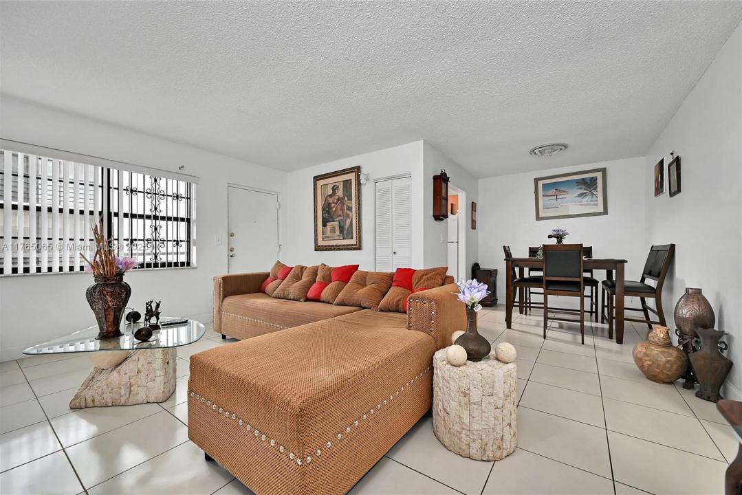 13500 NE 3rd Ct 324, North Miami, フロリダ 33161, アメリカ合衆国