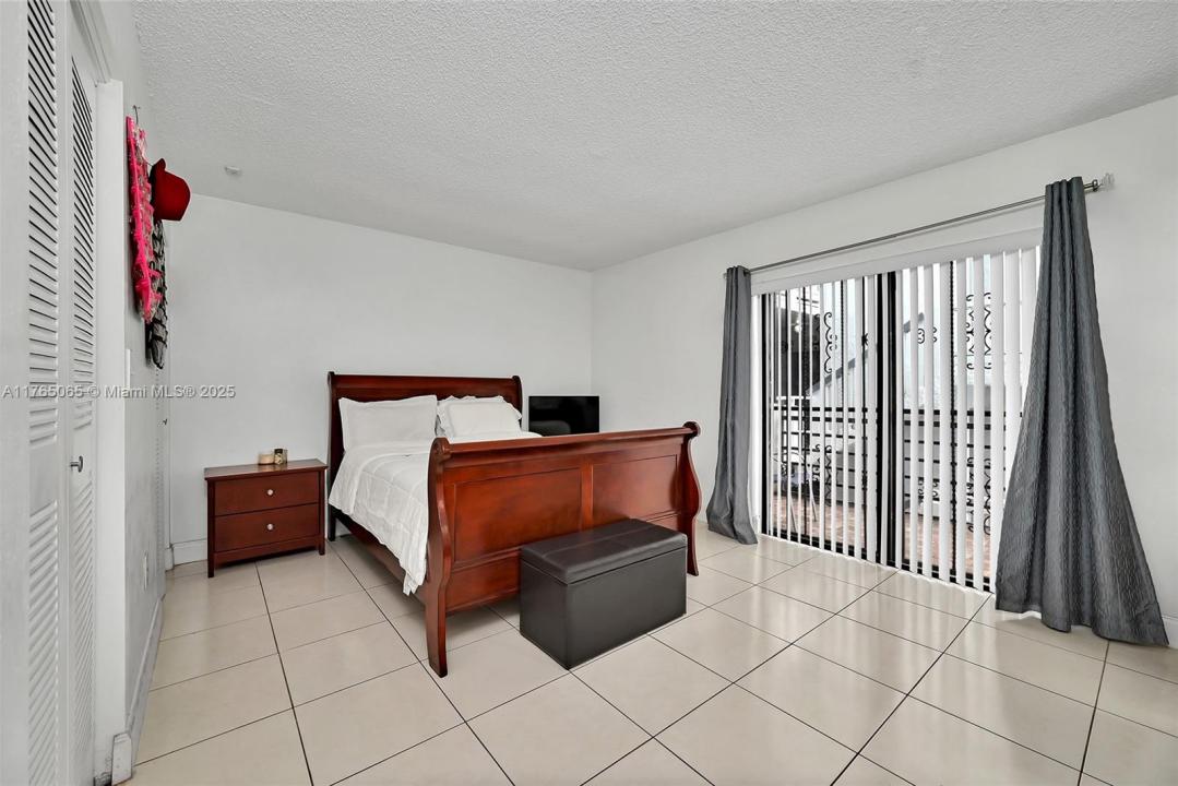 13500 NE 3rd Ct 324, North Miami, フロリダ 33161, アメリカ合衆国