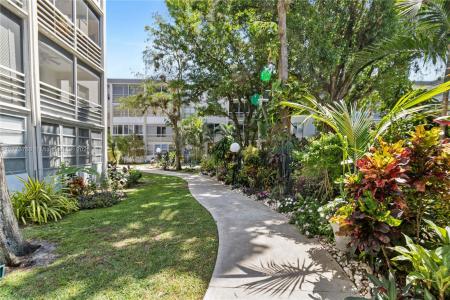 4850 NW 29th Ct 423, Lauderdale Lakes, Florida 33313, USA