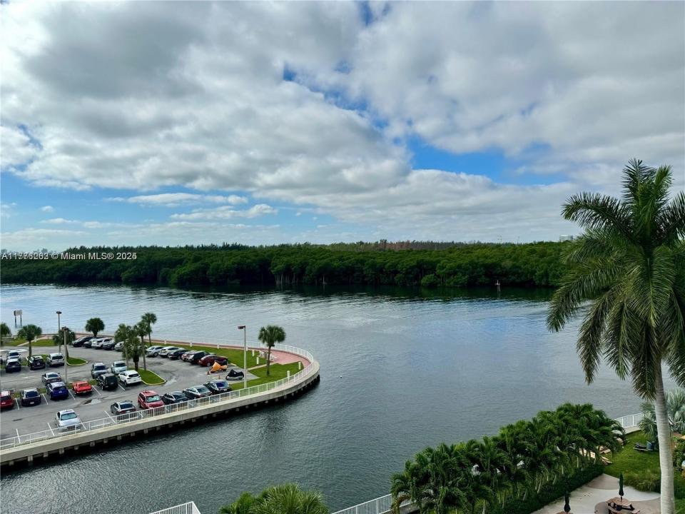 400 Kings Point Dr 609, Sunny Isles Beach, Florida 33160