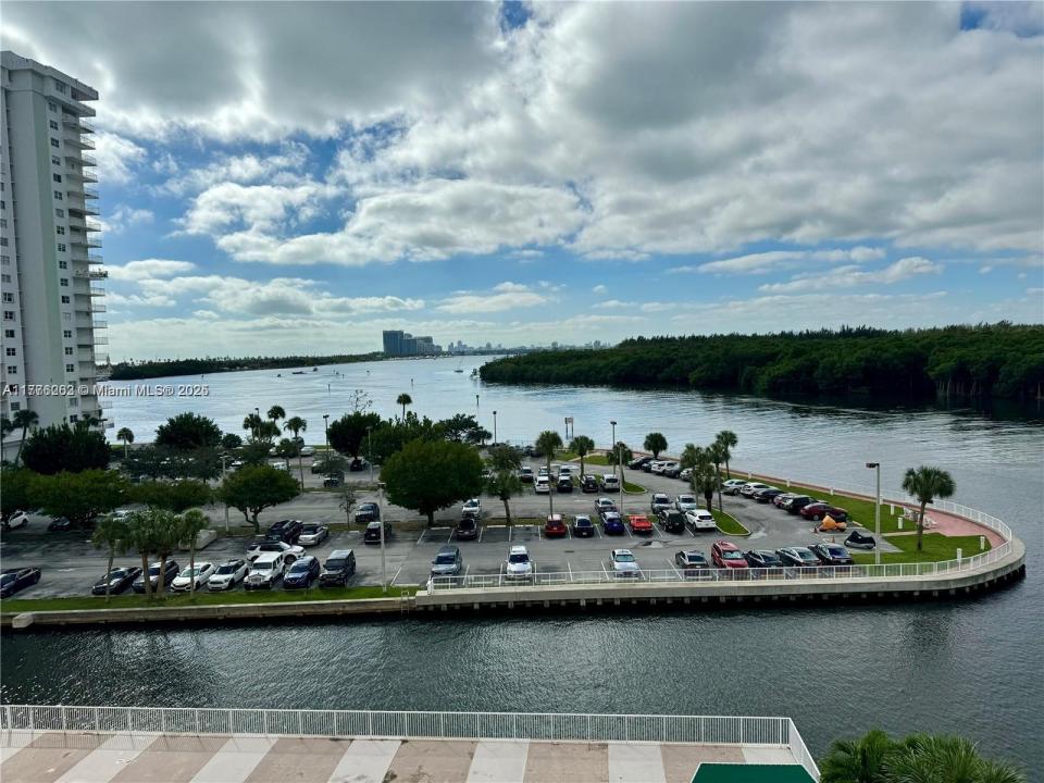 400 Kings Point Dr 609, Sunny Isles Beach, Florida 33160