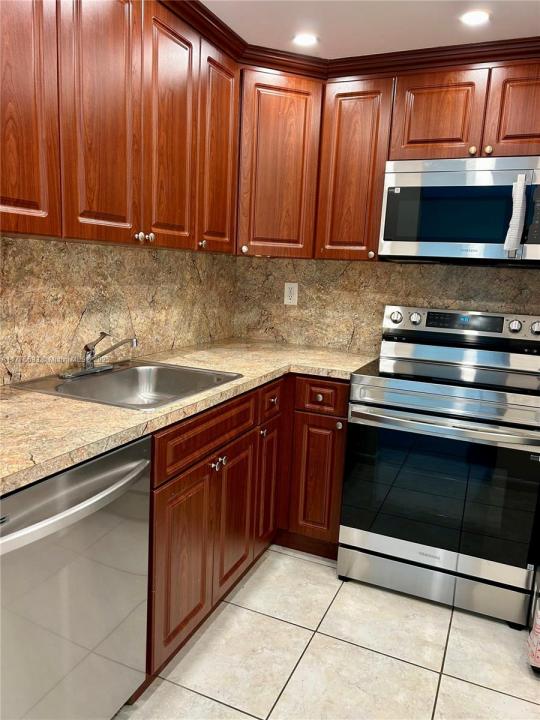 484 NW 165th St Rd A-316, Miami, Flórida 33169, Estados Unidos