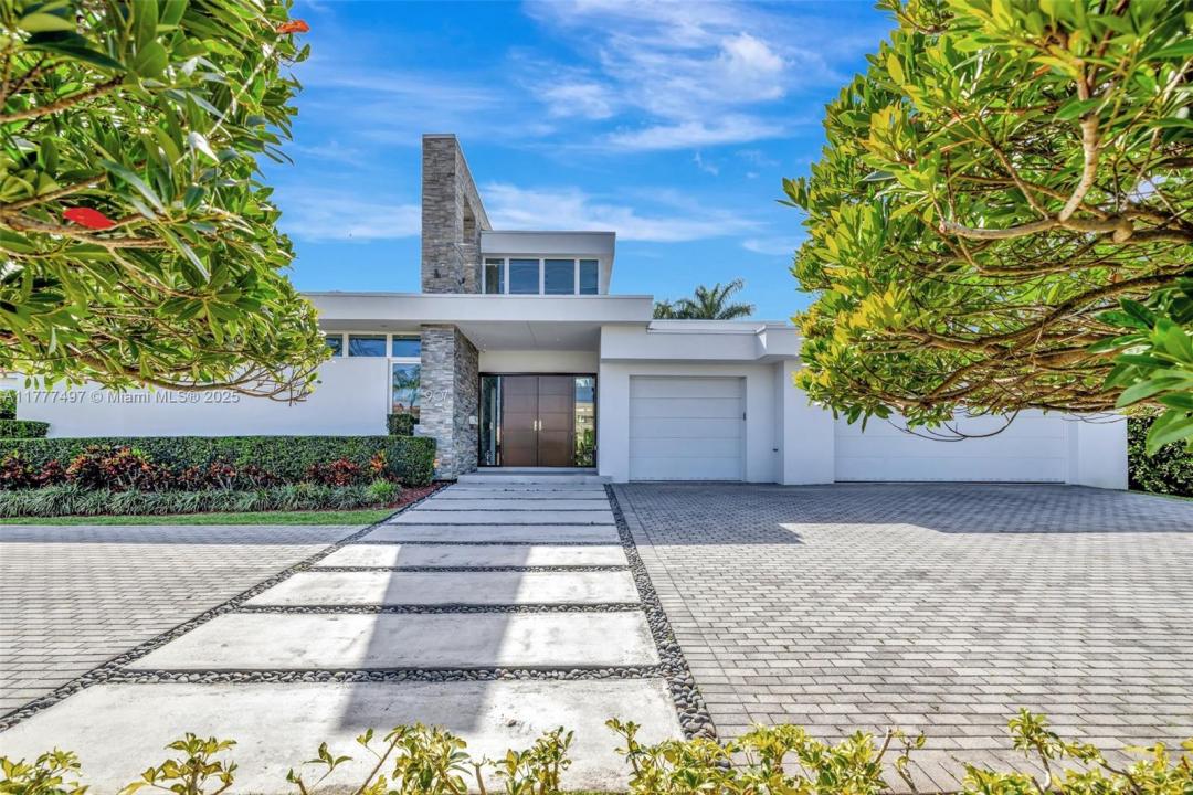 907 Diplomat Pkwy, Hallandale Beach, Florida 33009
