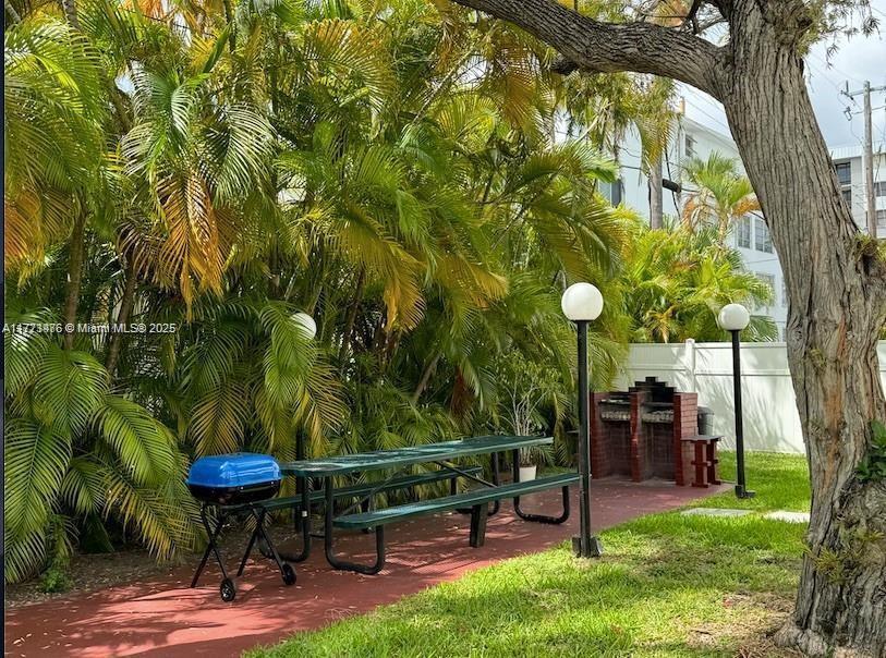 1080 94 ST 110, Bay Harbor Islands, Florida 33154, Estados Unidos