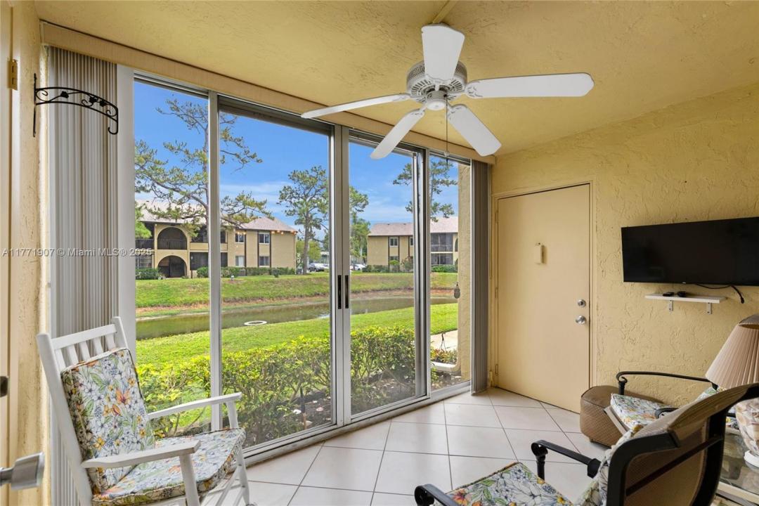 336 Pine Ridge Cir B-1, Green Acres, Floryda 33463, USA