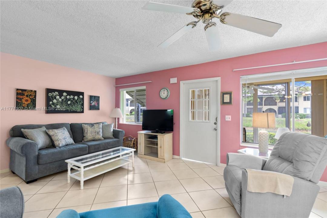 336 Pine Ridge Cir B-1, Green Acres, Floryda 33463, USA