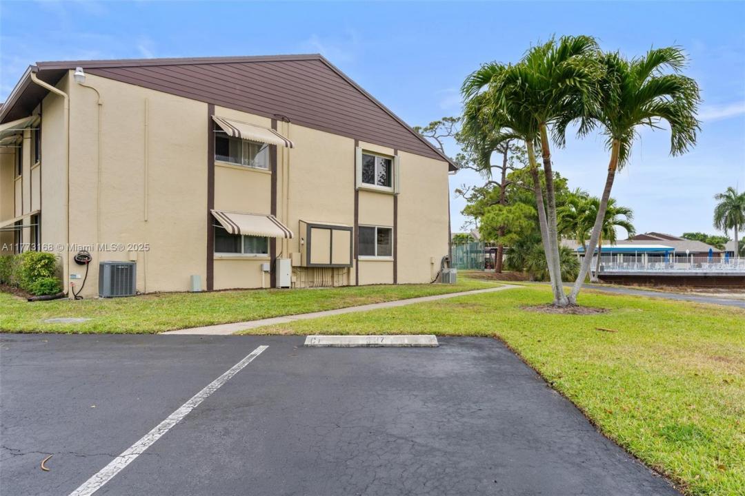 337 Pine Ridge Cir C-1, Green Acres, Floryda 33463, USA