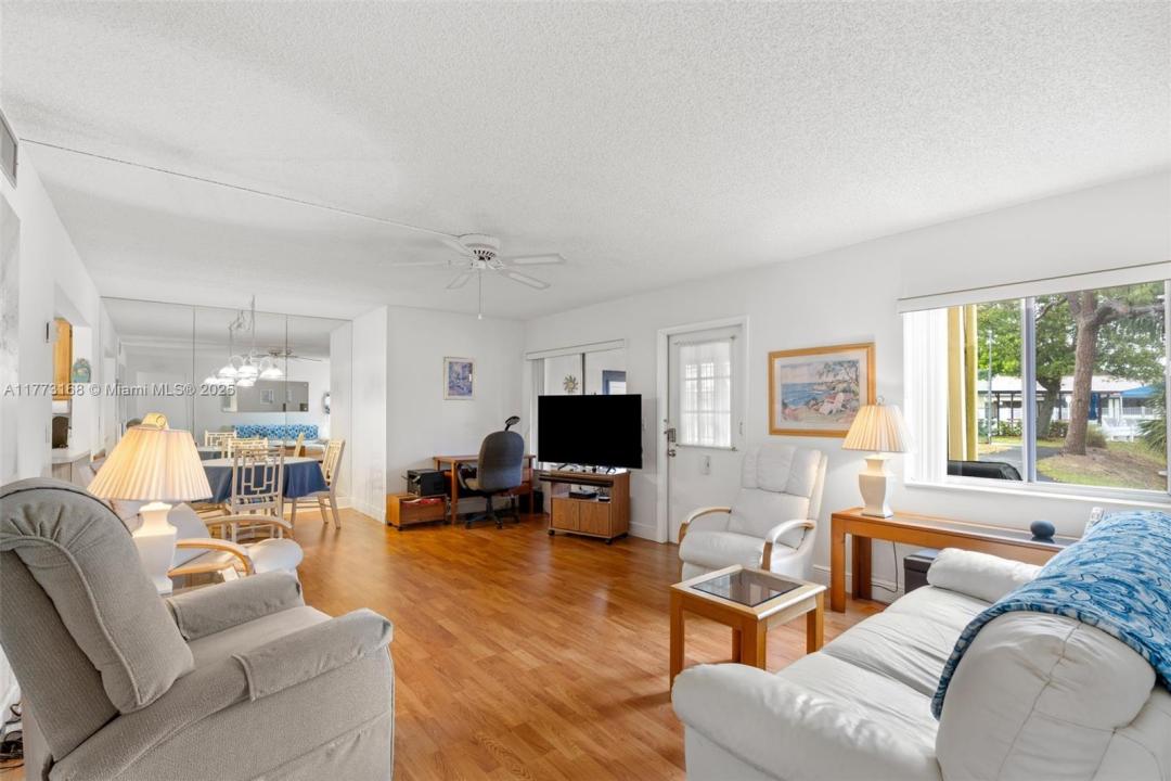 337 Pine Ridge Cir C-1, Green Acres, Floryda 33463, USA