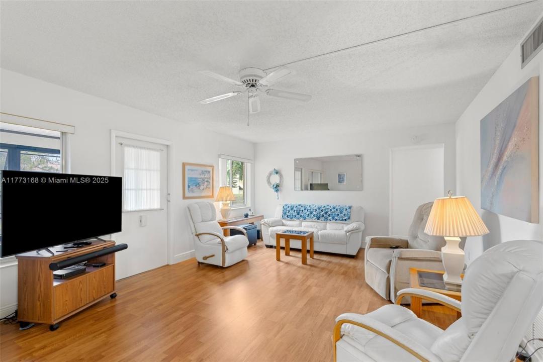 337 Pine Ridge Cir C-1, Green Acres, Floryda 33463, USA