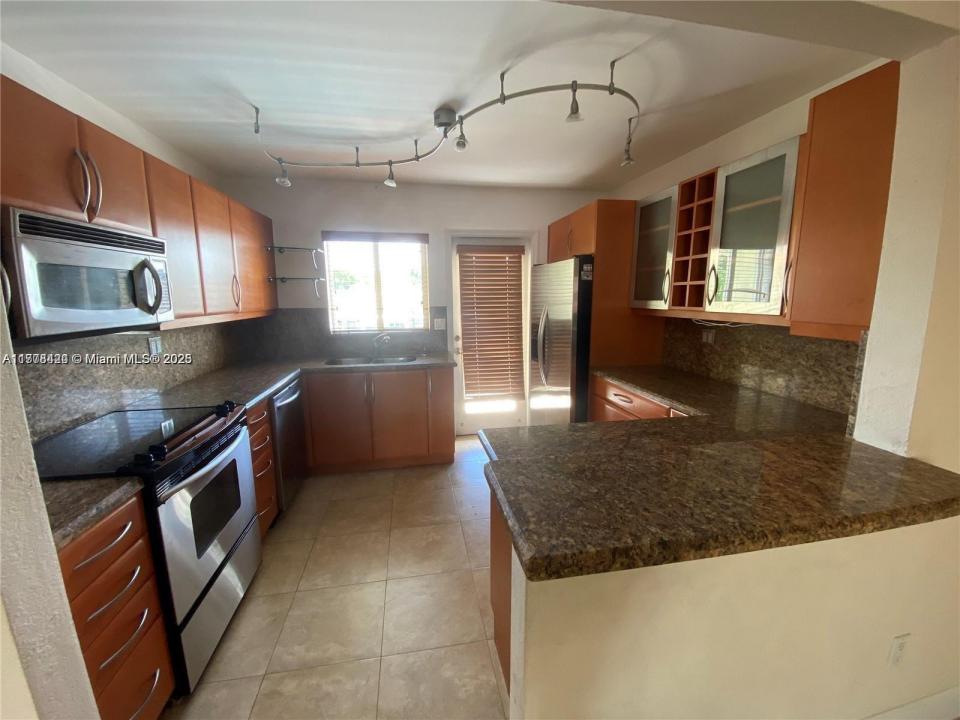 3842 NE 171st St 3, North Miami Beach, Floryda 33160, USA