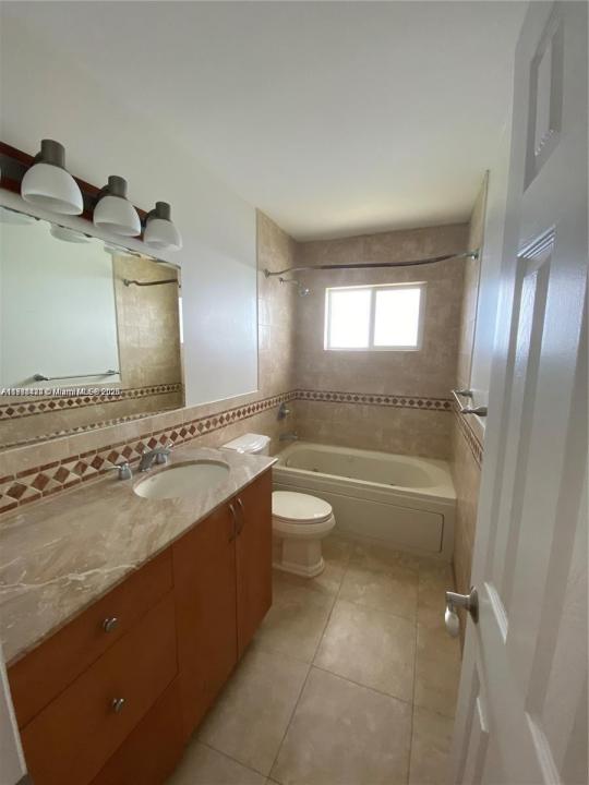 3842 NE 171st St 3, North Miami Beach, Floryda 33160, USA