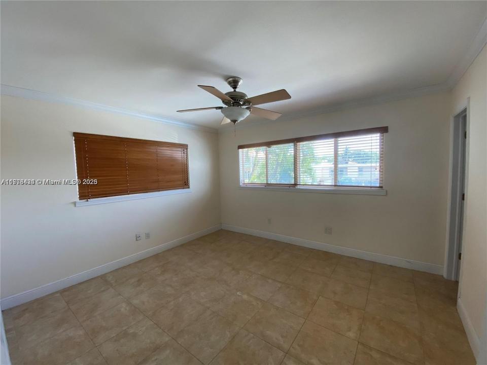 3842 NE 171st St 3, North Miami Beach, Floryda 33160, USA