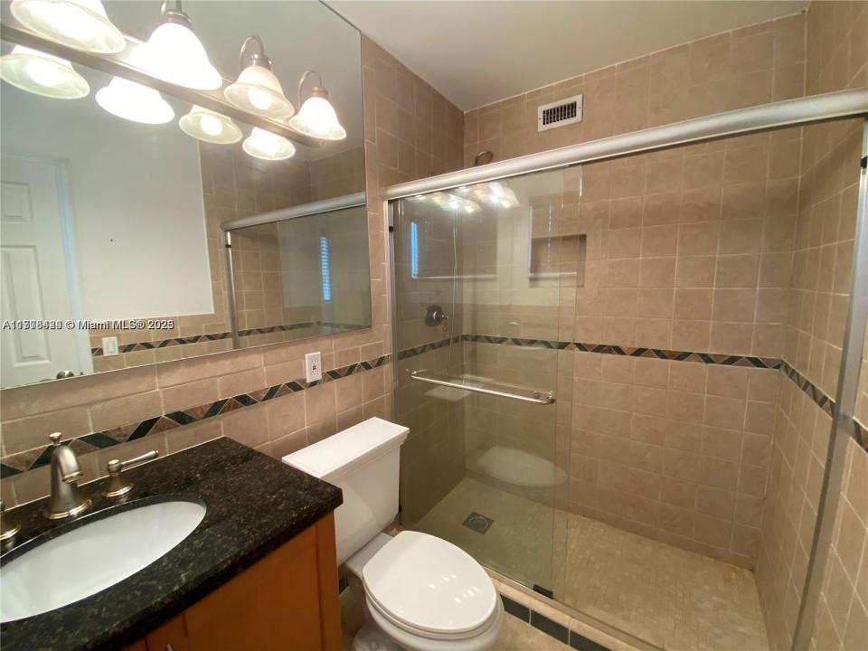 3842 NE 171st St 3, North Miami Beach, Floryda 33160, USA