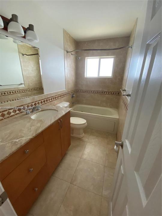 3842 NE 171st St 3, North Miami Beach, Floryda 33160, USA