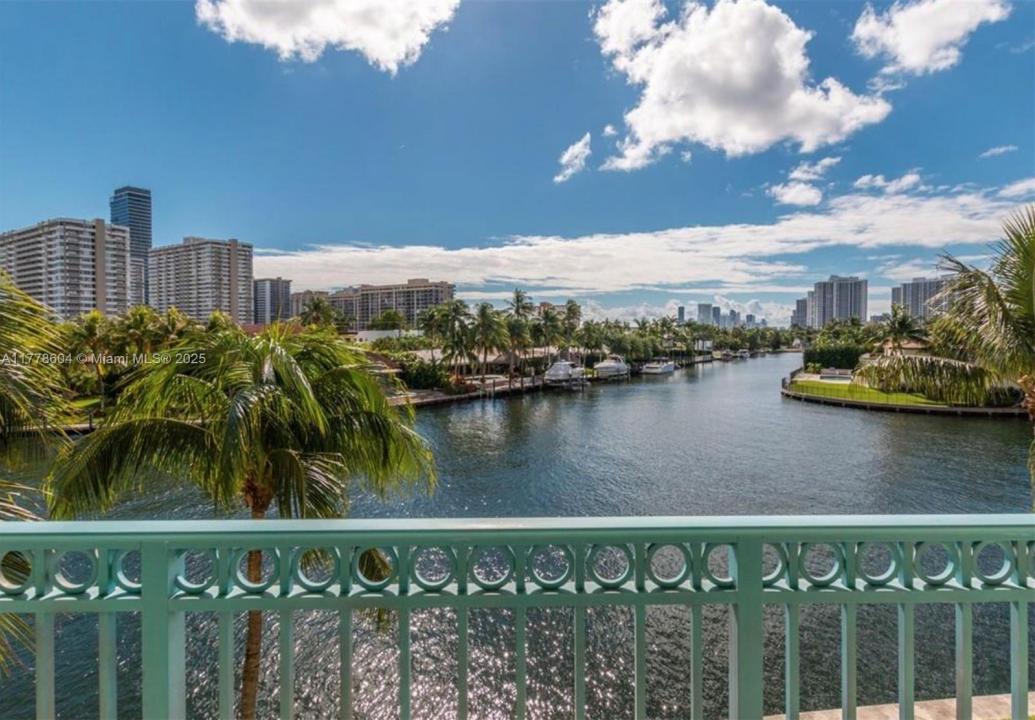 201 Golden Isles Dr 301, Hallandale Beach, Флорида 33009, Соединенные Штаты