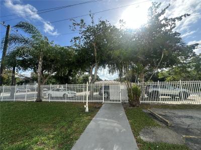 12890 NE 8th Ave 101, North Miami, Florida 33161, USA