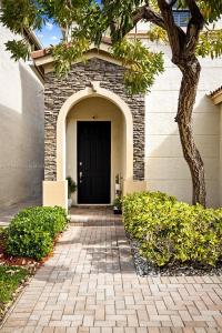 697 NE 193rd Ter, Miami, Florida 33179, USA