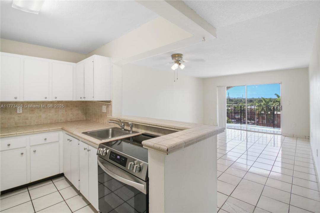 5199 NW 7th St 603E, Miami, Florida 33126, USA