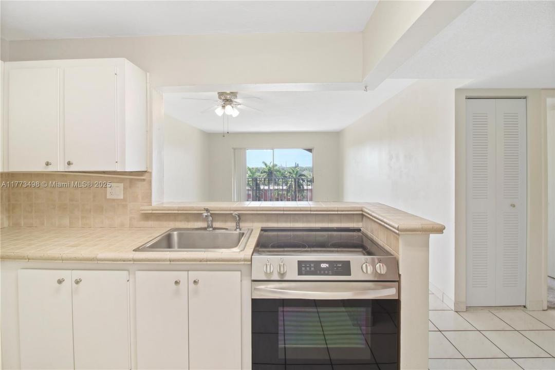 5199 NW 7th St 603E, Miami, Florida 33126, USA