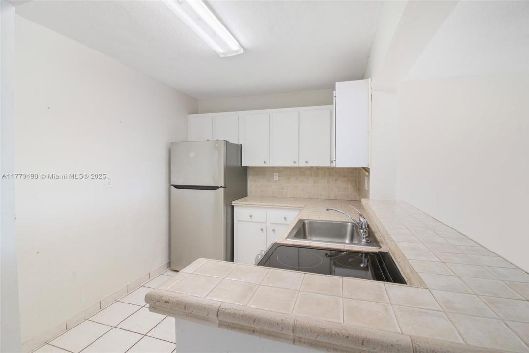 5199 NW 7th St 603E, Miami, Florida 33126, USA