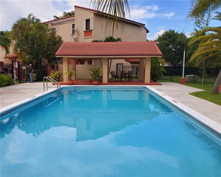 9907 NW 9th St Cir 15-20, Miami, フロリダ 33172, アメリカ合衆国