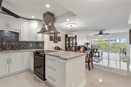 329 SE 3rd St 405P, Hallandale Beach, Florida 33009, USA