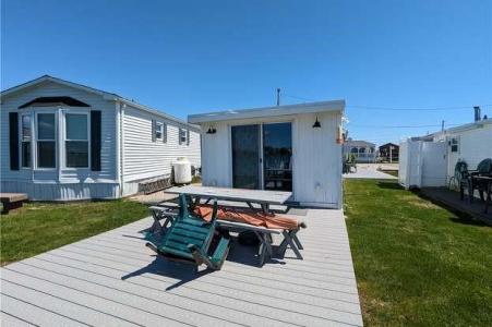 689 Succotash Road, South Kingstown, RI 02879, USA