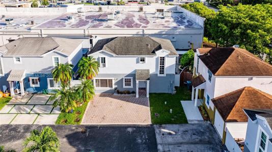 14725 SW 90th Ter, Miami, Florida 33196, USA