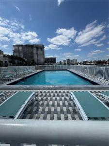 1913 S Ocean Dr 411, Hallandale Beach, Florida 33009, USA