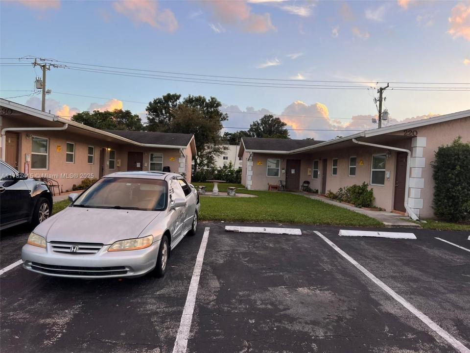 220 NE 40th St 2, Oakland Park, Florida 33334, USA