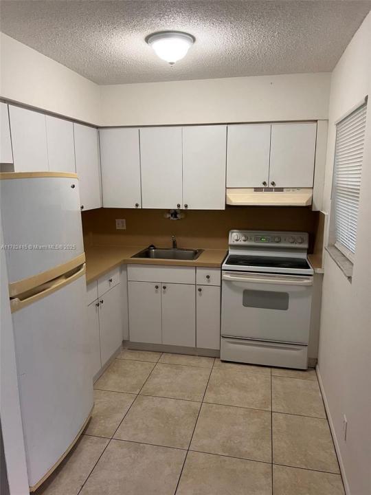 220 NE 40th St 2, Oakland Park, Florida 33334, USA