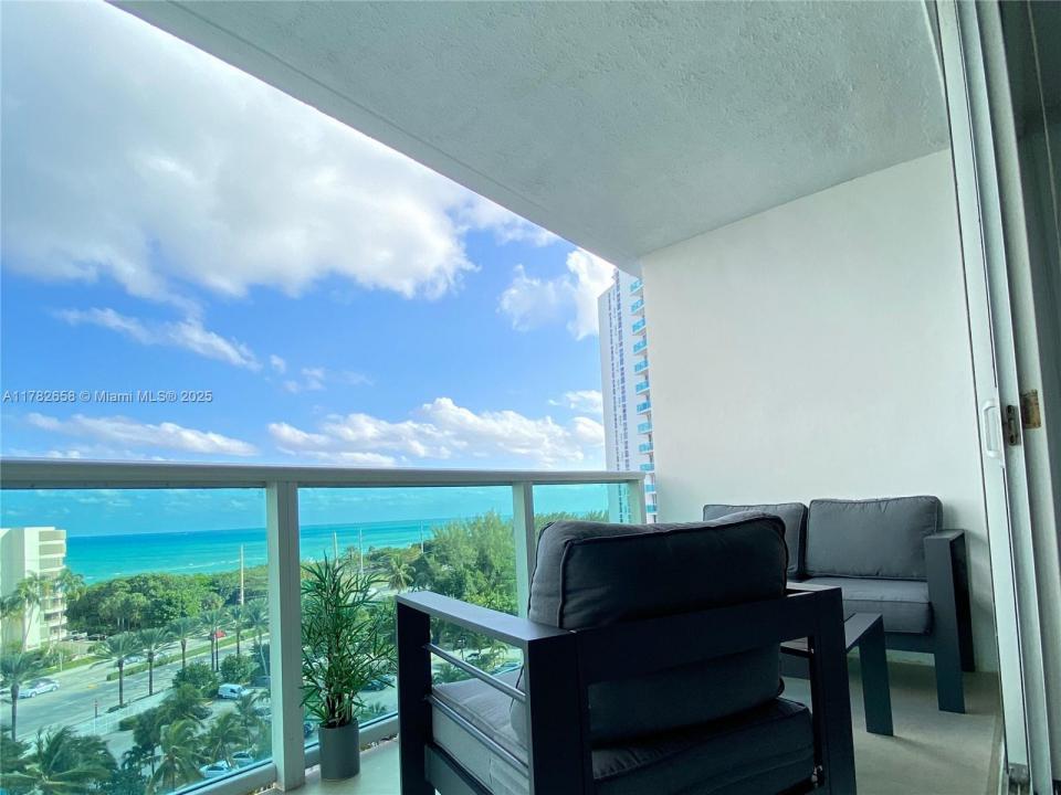 100 Bayview Dr 906, Sunny Isles Beach, فلوريدا 33160, الولايات المتحدة