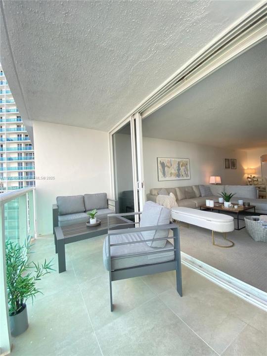 100 Bayview Dr 906, Sunny Isles Beach, فلوريدا 33160, الولايات المتحدة