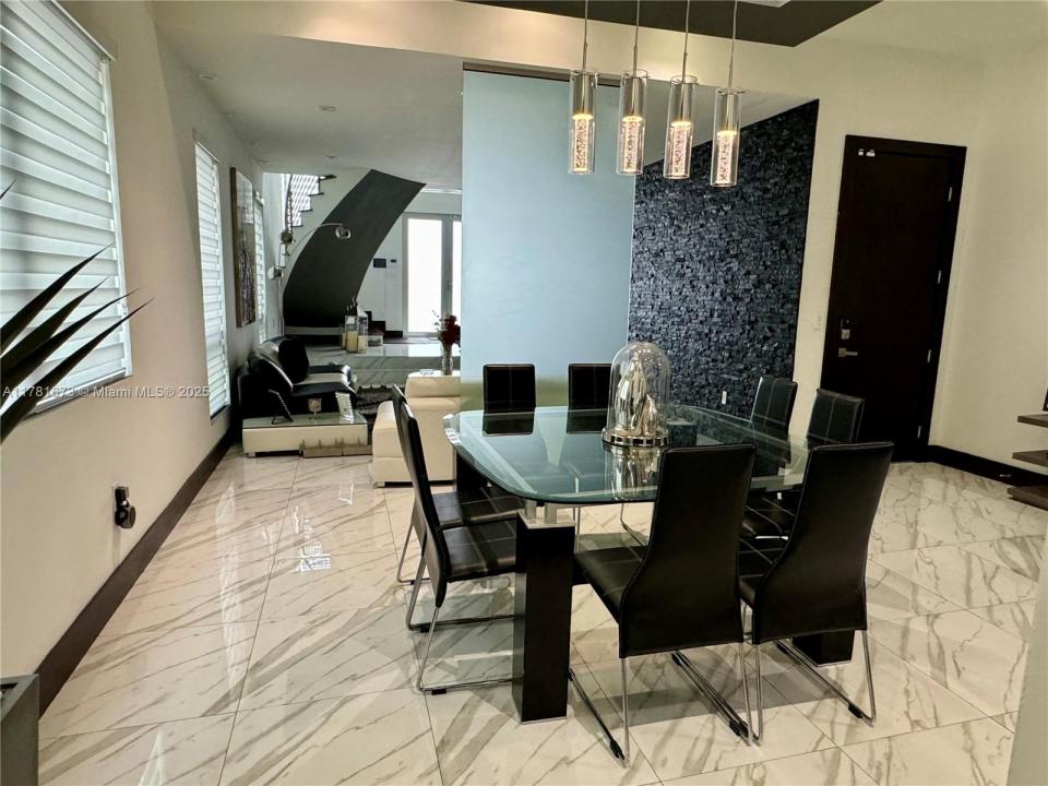 8272 NW 33rd Ter, Doral, Florida 33122