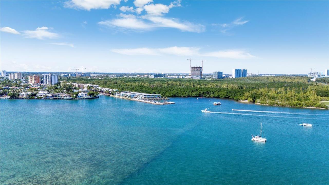 2700 NE 135th St 32, North Miami, Флорида 33181, Соединенные Штаты