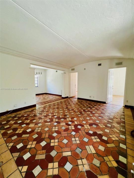 2830 Pine Tree Dr 1, Miami Beach, Florida 33139, Stati Uniti