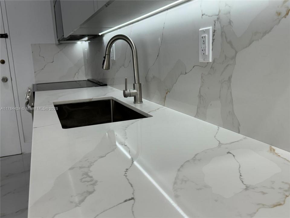 18031 Biscayne Blvd 502, Aventura, Floride 33160, États-Unis