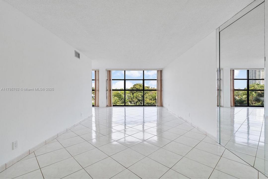 600 Parkview Dr 525, Hallandale Beach, פלורידה 33009, ארצות הברית של אמריקה 