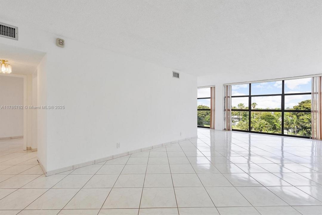 600 Parkview Dr 525, Hallandale Beach, פלורידה 33009, ארצות הברית של אמריקה 