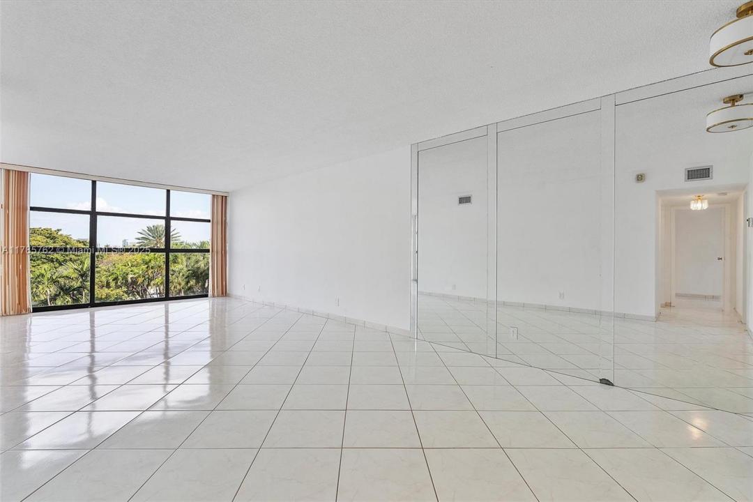 600 Parkview Dr 525, Hallandale Beach, פלורידה 33009, ארצות הברית של אמריקה 