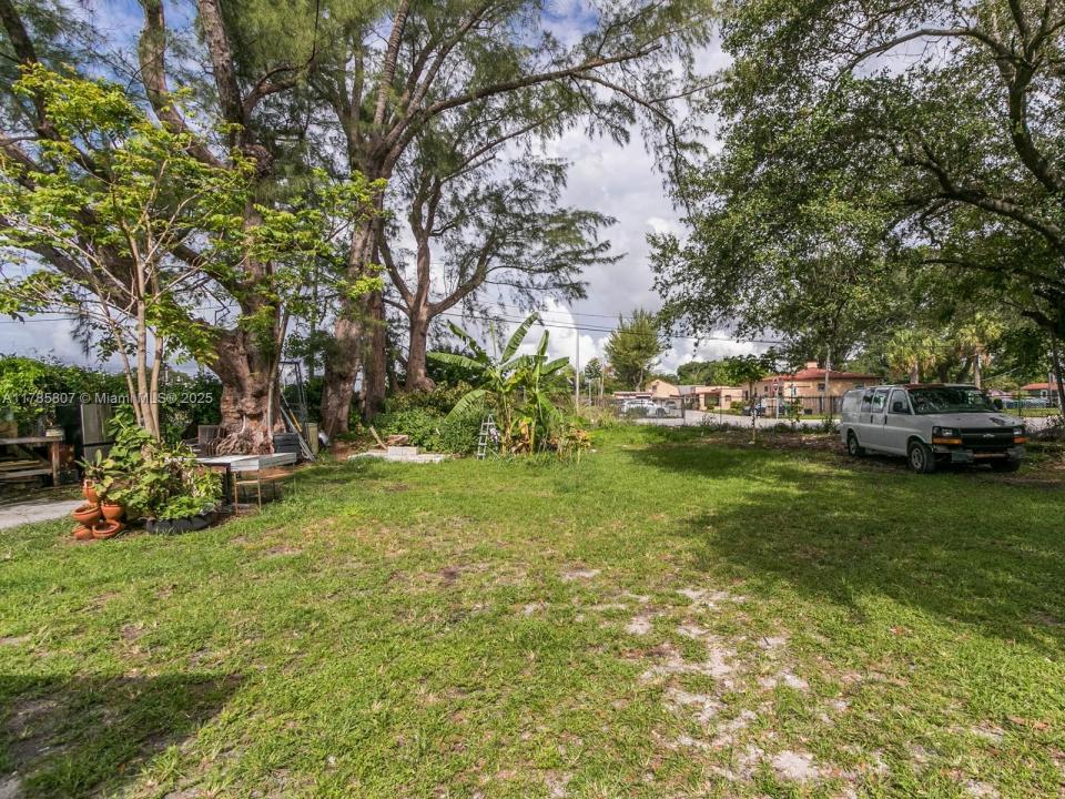 7946 NW 12th Pl, Miami, Florida 33147, USA