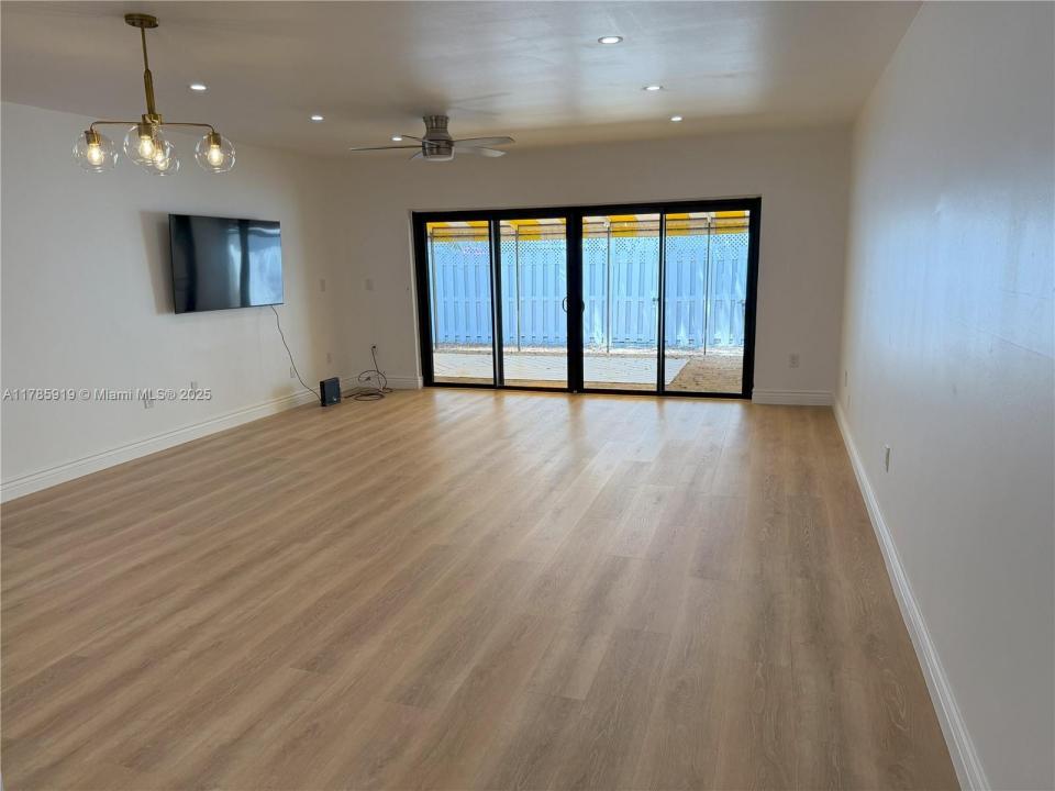 16528 Bridge End Rd, Miami Lakes, Florida 33014